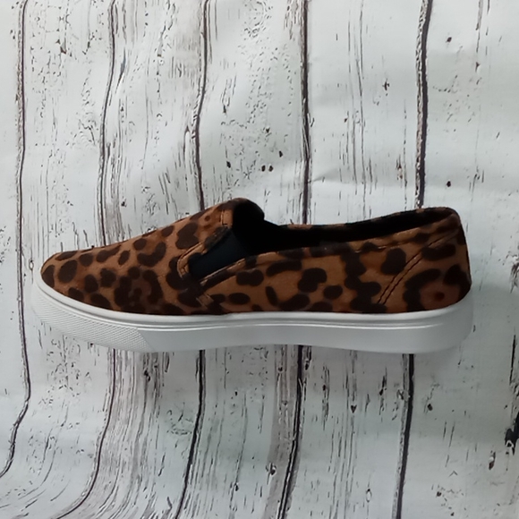 NEW leopard sneakers size 9 good for wide width - Picture 3 of 7